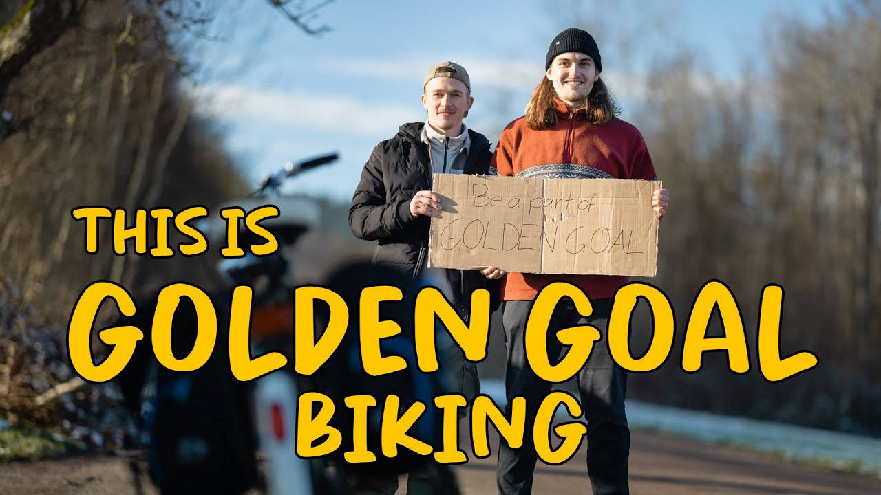 Zwei Männer halten ein Schild in der Hand, geeignet für Outdoor-Aktivitäten, im Kontext eines Outdoor-Shops wie alpinloacker.com.