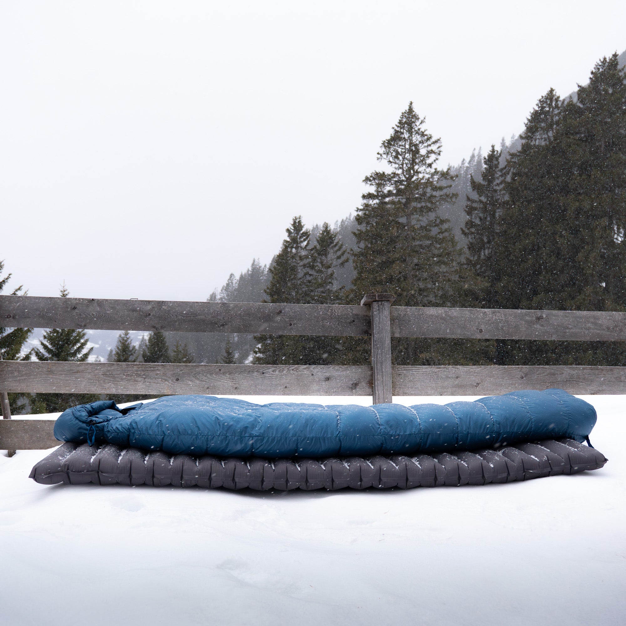 Down Pro 3 + Schlafsack von Alpin Loacker auf Schnee, perfekt für Temperaturen bis knap unter 0°C.