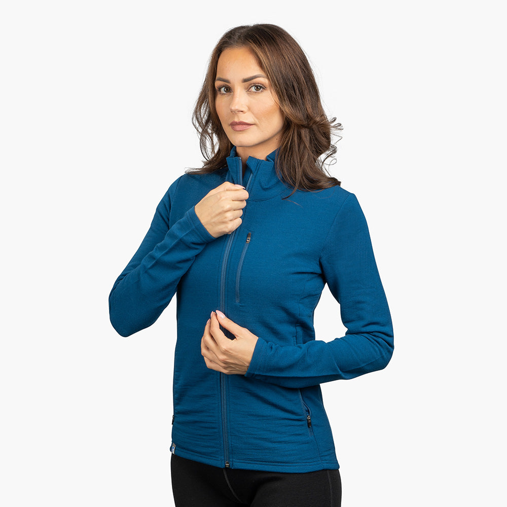 m2, passt den Reißverschluss an. Die Jacke betont Sportlichkeit und Funktionalität, ideal für Outdoor-Abenteuer.