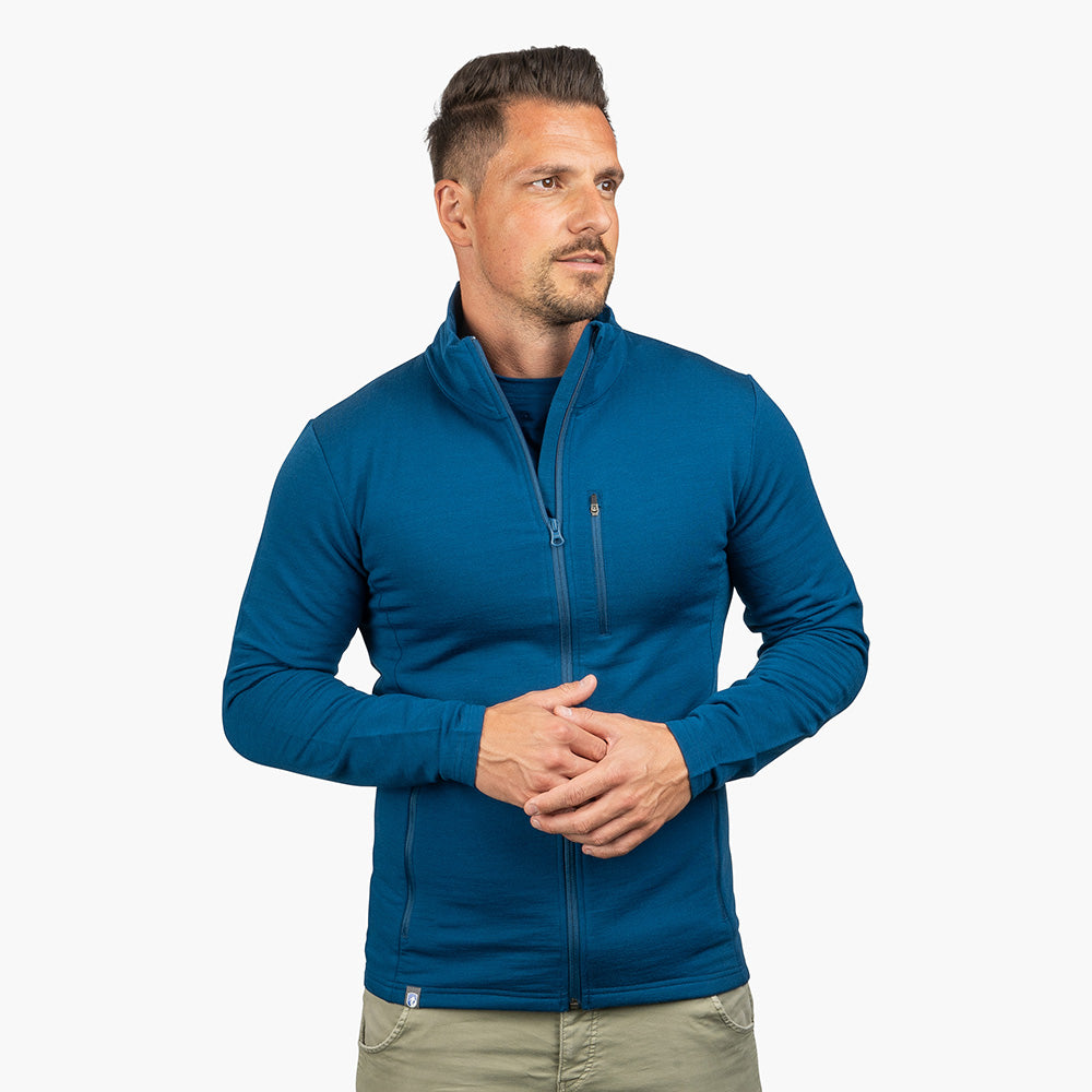 m², sportlich geschnitten, ideal für Outdoor-Abenteuer. Hochwertige Merinowolle sorgt für Komfort und Vielseitigkeit.