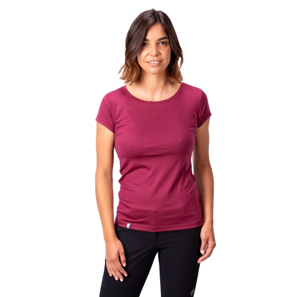 Frau trägt 100% Merino T-Shirt Damen 160 g/m²- ultrafein, ideal für Outdoor-Aktivitäten, bietet Komfort und Bewegungsfreiheit, perfekt für empfindliche Haut.