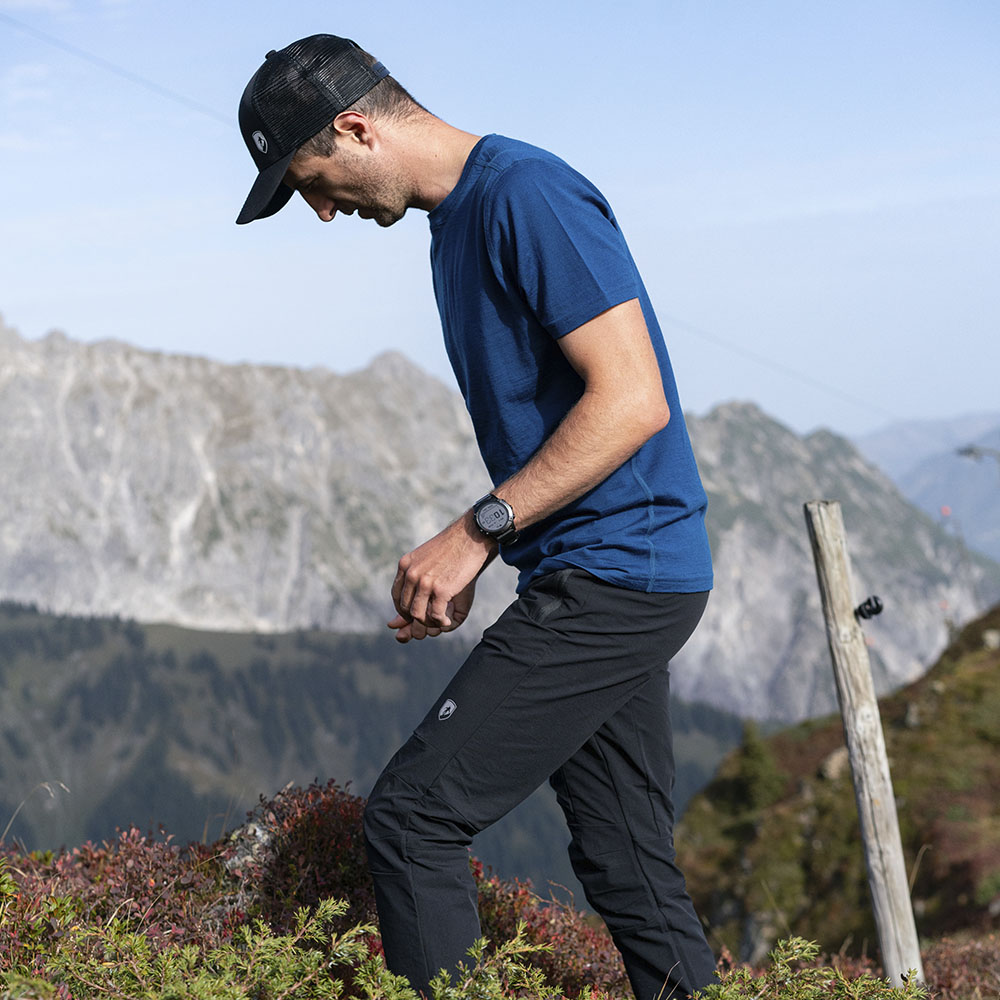 m2 wandert über steinigen Hang, ideal für Outdoor-Aktivitäten, symbolisiert Komfort und Funktionalität von alpinloacker.com.
