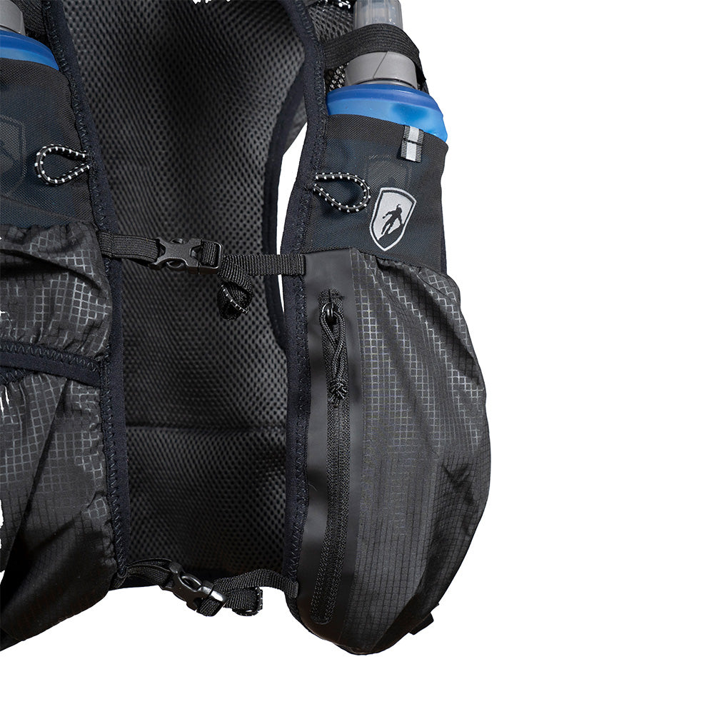 Laufweste Trail Pro 5 mit 2 Flaschen, zeigt Frontansicht mit Flaschen in Schultertaschen, atmungsaktivem Mesh, Reißverschlussfächern und verstellbaren Gurten für optimalen Sitz.