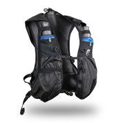 Laufweste Trail Pro 5 mit 2 Flaschen, ein ultraleichter, atmungsaktiver Rucksack mit Fronttaschen für Trinkflaschen und vielseitigen Fächern für Outdoor-Abenteuer.