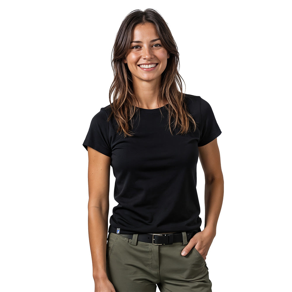 m2, schwarz, mit olivgrüner Hose, lächelnd. Ideal für Outdoor-Aktivitäten dank Corespun Merinowolle für Komfort und Langlebigkeit.