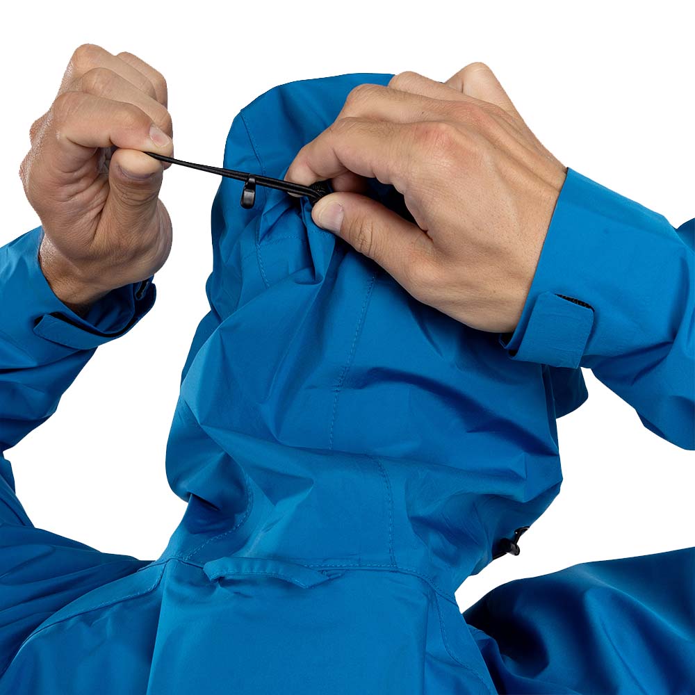 Nahaufnahme einer Person, die den Kordelzug der Herren 3 Lagen Hardshell Regenjacke anzieht, um die helmkompatible Kapuze für Outdoor-Aktivitäten anzupassen.