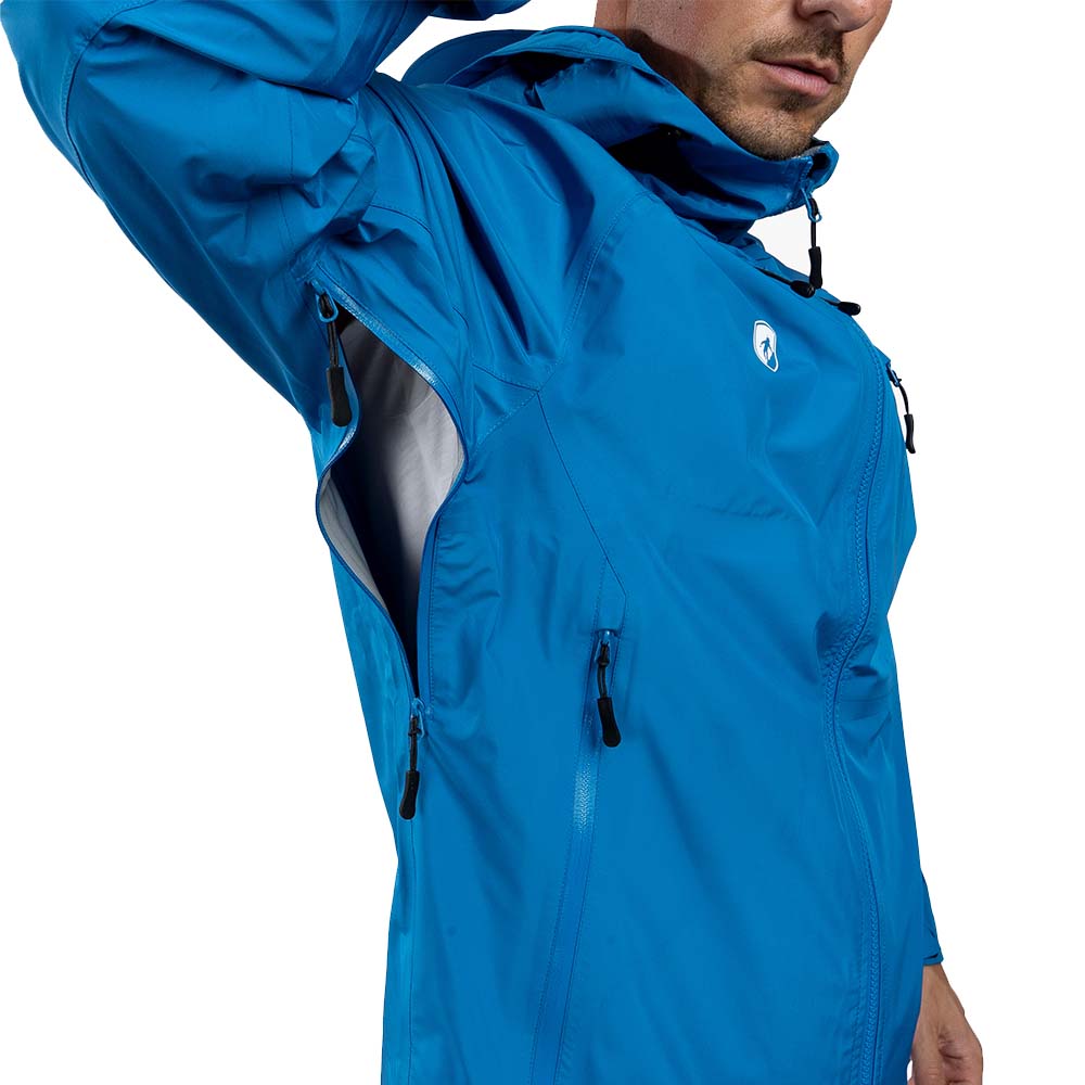 Herren 3 Lagen Hardshell Regenjacke mit Kapuze, Reißverschlüssen und Unterarmbelüftung, ideal für wasserdichte, atmungsaktive Outdoor-Aktivitäten.