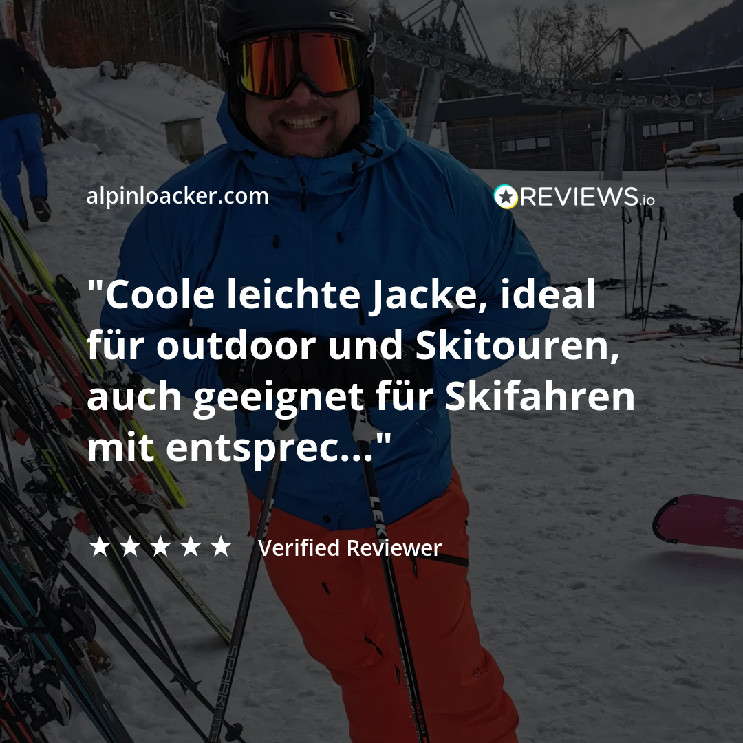 Herren 3 Lagen Hardshell Regenjacke, ideal für Outdoor-Aktivitäten, gezeigt in Skigebiet mit Skifahrer, Skiern, Seilbahn, und fünf Sterne Bewertung von alpinloacker.com.