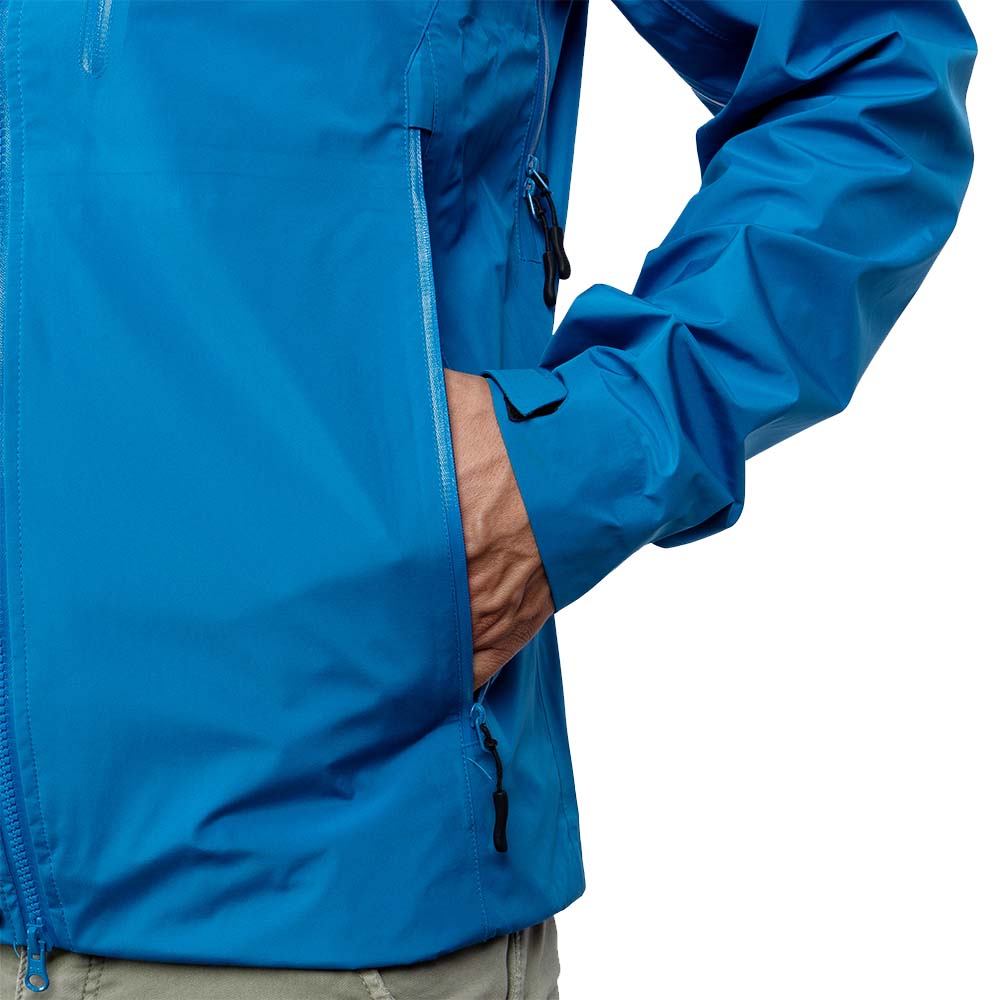 Torso in blauer Herren 3 Lagen Hardshell Regenjacke mit Reißverschluss und Tasche, ideal für Outdoor-Aktivitäten dank wasserdichter, atmungsaktiver Eigenschaften.