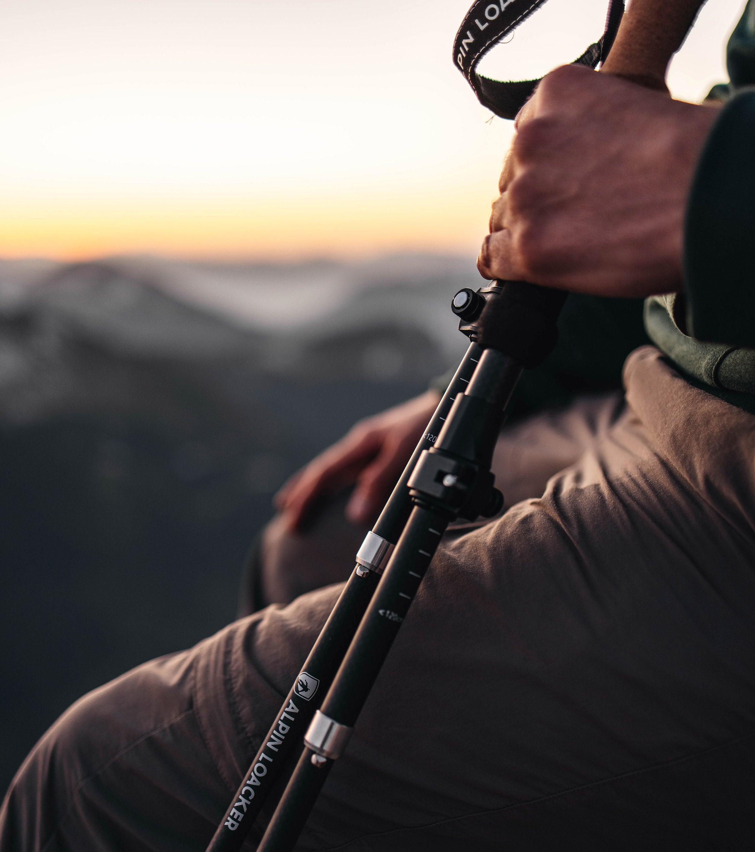 Eine Person hält ein Stativ mit einem Mikrofon, passend für Outdoor-Aktivitäten. Perfekt für Musikliebhaber unterwegs.