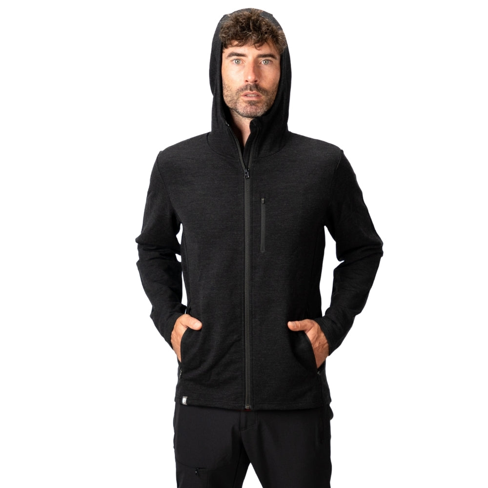 m2: Mann trägt schwarzen, slim-fit Hoody mit Reißverschlüssen und Kapuze, ideal für Outdoor-Abenteuer und kühleres Wetter, aus Merino- und Bambusmaterialien.