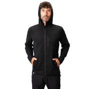 Merino Hoody Herren - 270 g/m2: Mann trägt schwarzen, slim-fit Hoody mit Reißverschlüssen und Kapuze, ideal für Outdoor-Abenteuer und kühleres Wetter, aus Merino- und Bambusmaterialien.