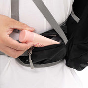 Person verstaut eine Creme-Tube in einer Tasche, neben dem 30 L Wanderrucksack von Alpin Loacker, ideal für Outdoor-Aktivitäten.