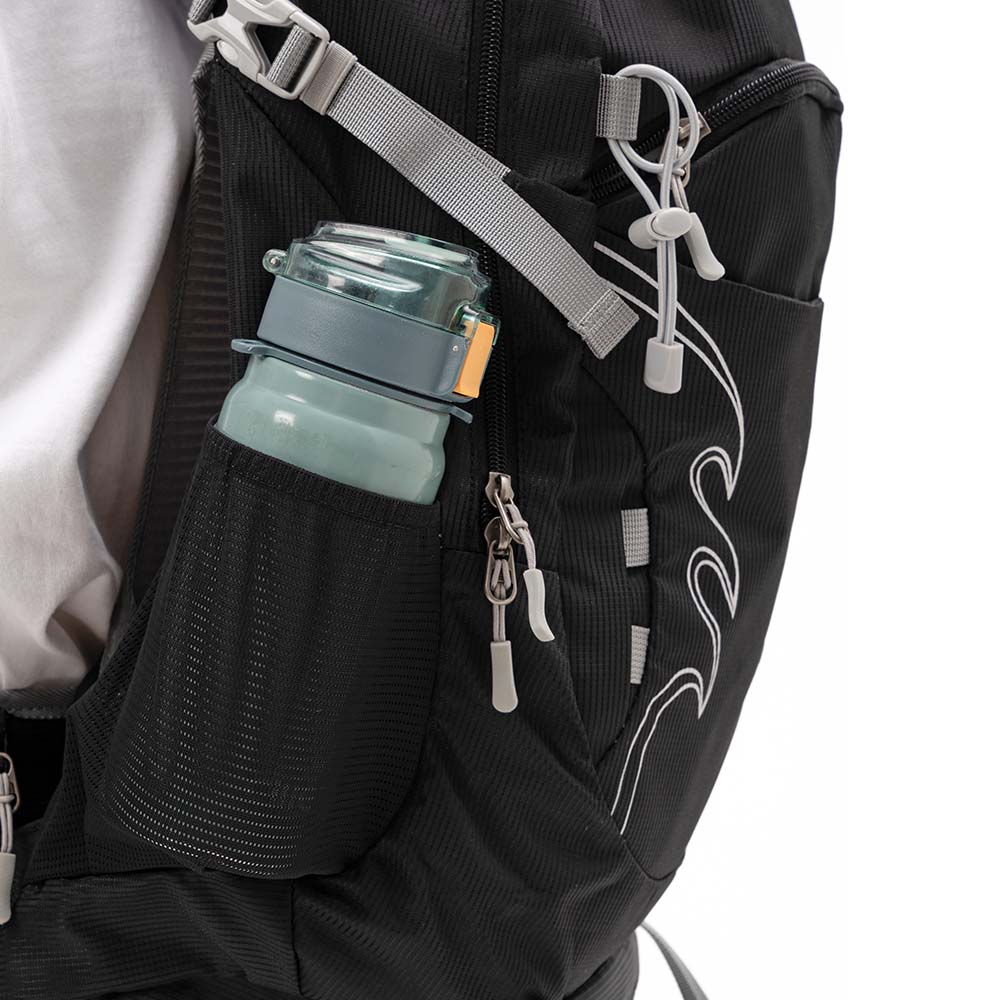 30 L Wanderrucksack von Alpin Loacker mit ergonomischem Tragesystem, geräumigem Hauptfach und integrierter Regenhülle, ideal für Outdoor-Abenteuer und Trekkingtouren.