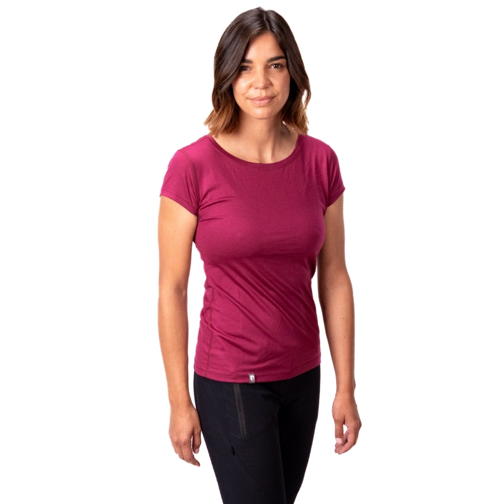 Person trägt Alpin Loacker 100% Merino T-Shirt Damen 160 g/m²- ultrafein; ideal für Outdoor-Aktivitäten, bietet Komfort und Bewegungsfreiheit.