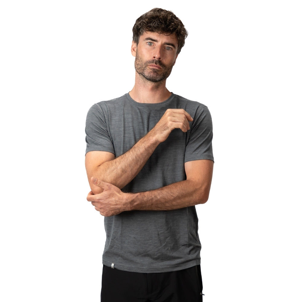 m² - ultrafein, perfekt für Outdoor-Aktivitäten. Kurze Ärmel, neutraler Gesichtsausdruck, ideal für Komfort und Leistung.