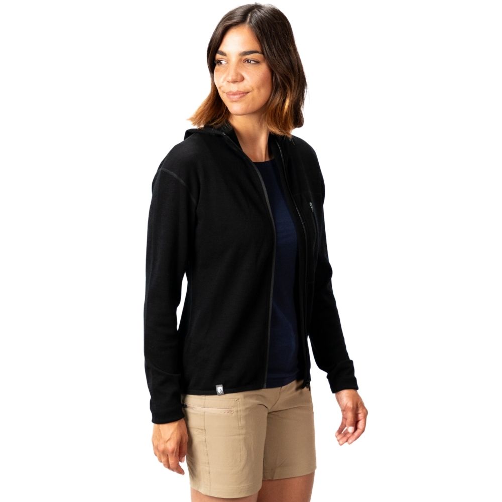Frau im 100% Merino Sport Hoody mit Zip Damen - 230g/m2, lockerer Schnitt, ideal für Outdoor-Aktivitäten; trägt Navy-T-Shirt und khakifarbene Shorts.