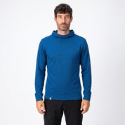 Model trägt den blauen Merino Hoodie Herren 230 g/m² von Alpin Loacker