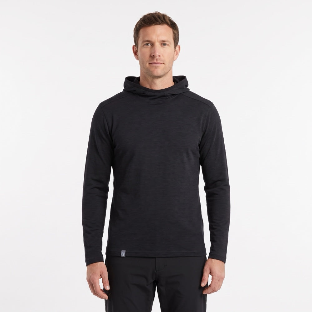 Model trägt den schwarzen Merino Hoodie Herren 230 g/m² von Alpin Loacker