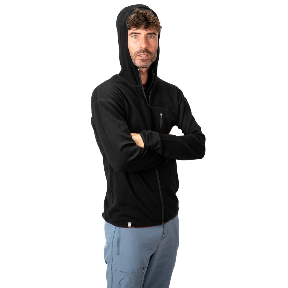 m², schwarze Kapuzenjacke mit seitlicher Brusttasche, ideal für Outdoor-Aktivitäten.