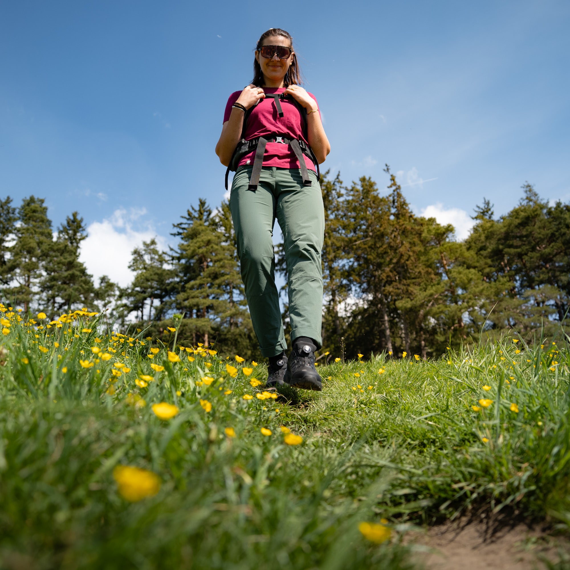 Model trägt Alpin Loacker Wanderschuh Allway