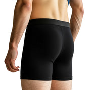 Rückansicht einer Person in schwarzen Coolmax Merino Boxershorts Herren – 2er Set, betont Komfort und Technologie für Sport und Alltag.
