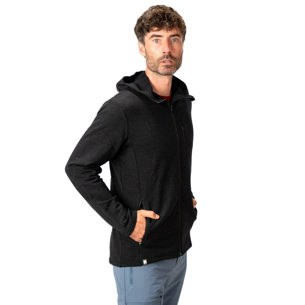 m²: Mann trägt schwarzen Kapuzenpullover aus Merinowolle, perfekt für Outdoor-Aktivitäten und Alltag.