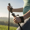 Person hält Teleskop Nordic Walking Stöcke aus Aluminium von Alpin Loacker mit ergonomischen Korkgriffen, ideal für Outdoor-Aktivitäten.