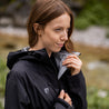 Alpin Loacker Giacca esterna nera da donna impermeabile con cappuccio, giacca hardshell da donna