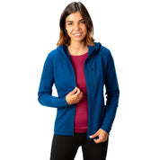 Junge Frau in Merino Hoody Damen - 270g/m², zieht Reißverschluss hoch. Ideal für Outdoor-Aktivitäten, atmungsaktiv, elastisch und weich. Perfekt für kältere Bedingungen.