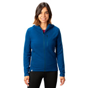 Frau trägt Merino Hoody Damen - 270g/m², locker geschnitten, mit drei Reißverschlusstaschen, ideal für Outdoor-Aktivitäten und urbanen Alltag.