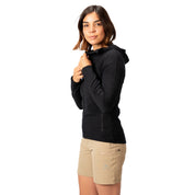 Frau trägt Merino Hoody Damen - 270g/m² mit Kapuze, zeigt sportliche Funktionalität für Outdoor-Aktivitäten; kombiniert Merinowolle, Bambus-Viskose und Spandex für Komfort.
