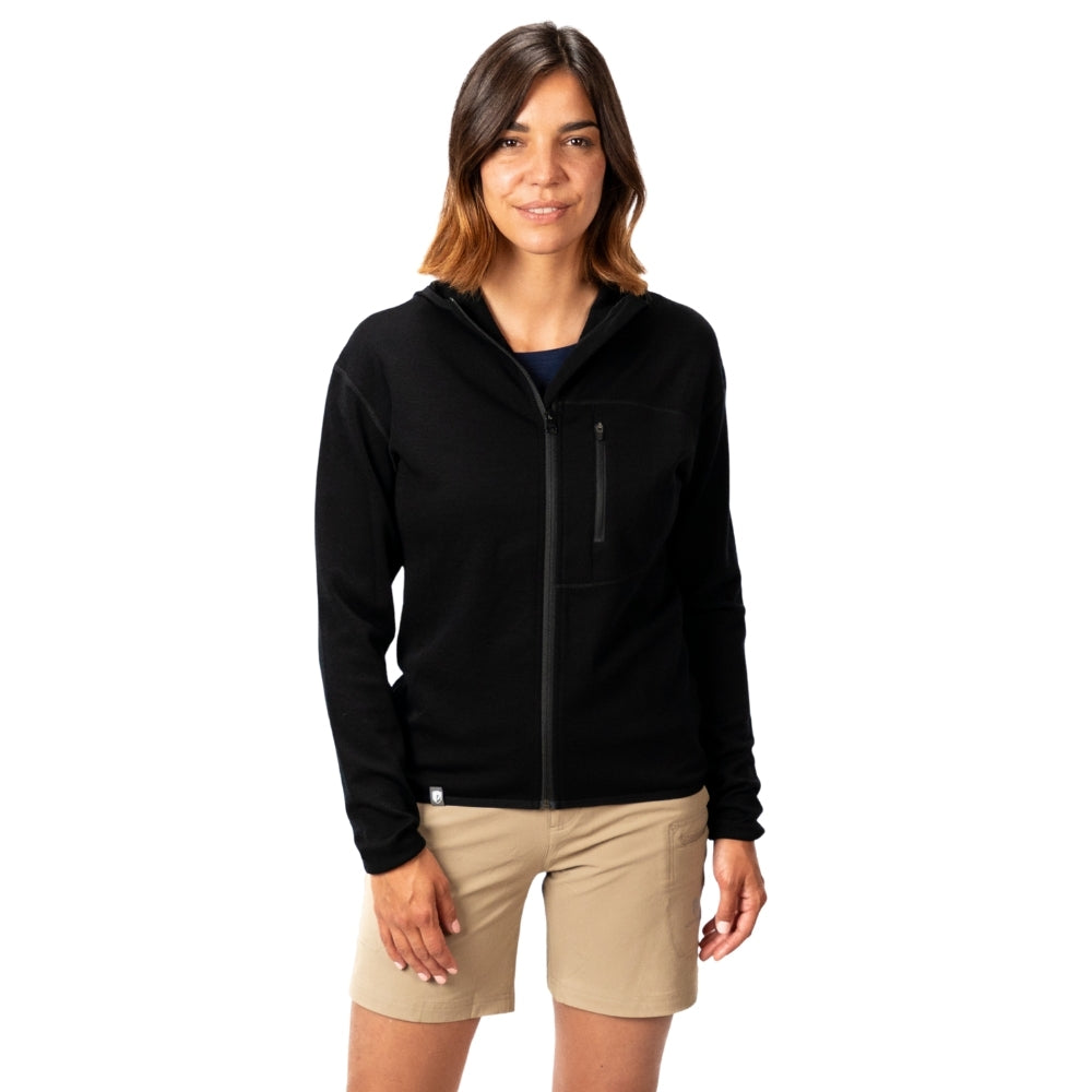 m², funktionaler Fleece, ideal für Outdoor-Aktivitäten, trägt eine Frau mit langen Ärmeln und Brusttasche, kombiniert mit knielangen Shorts.