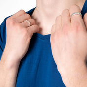 Nahaufnahme des Merino V Neck T-shirts in blau, mit sehr guter Verarbeitung 