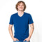 Männliches Model trägt Merino V-Neck T-Shirt Herren in blau, perfekt für Outdoor-Aktivitäten und Alltag, vor weißem Hintergrund