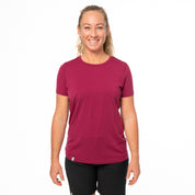 Model trägt Alpin Loacker loose fit Merino T-Shirt in Farbe berry