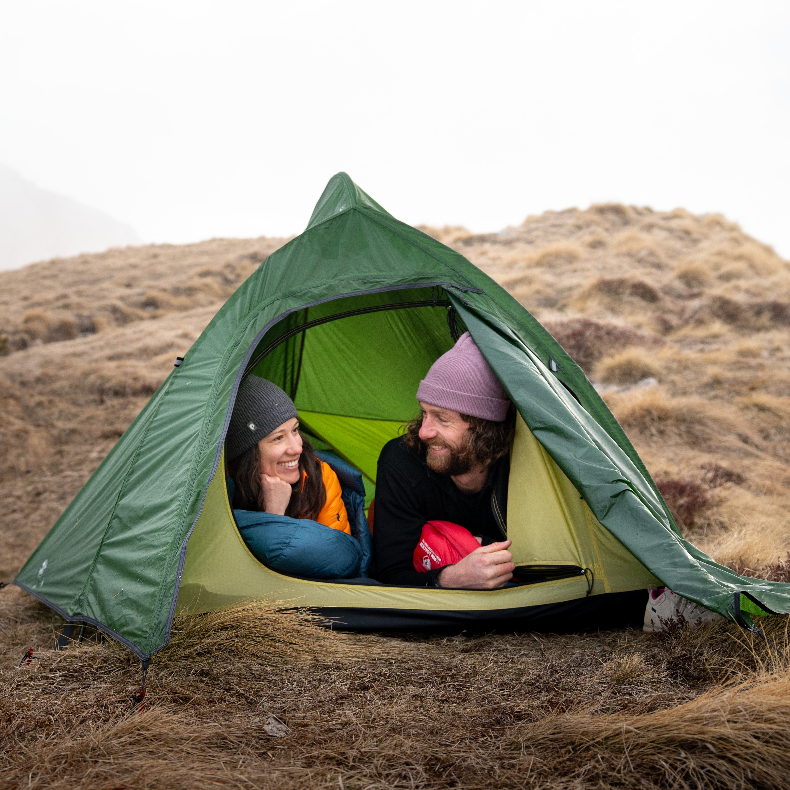 2 Personen liegen im 2 Mann Zelt Cloud Up Pro 2 von Alpin Loacker