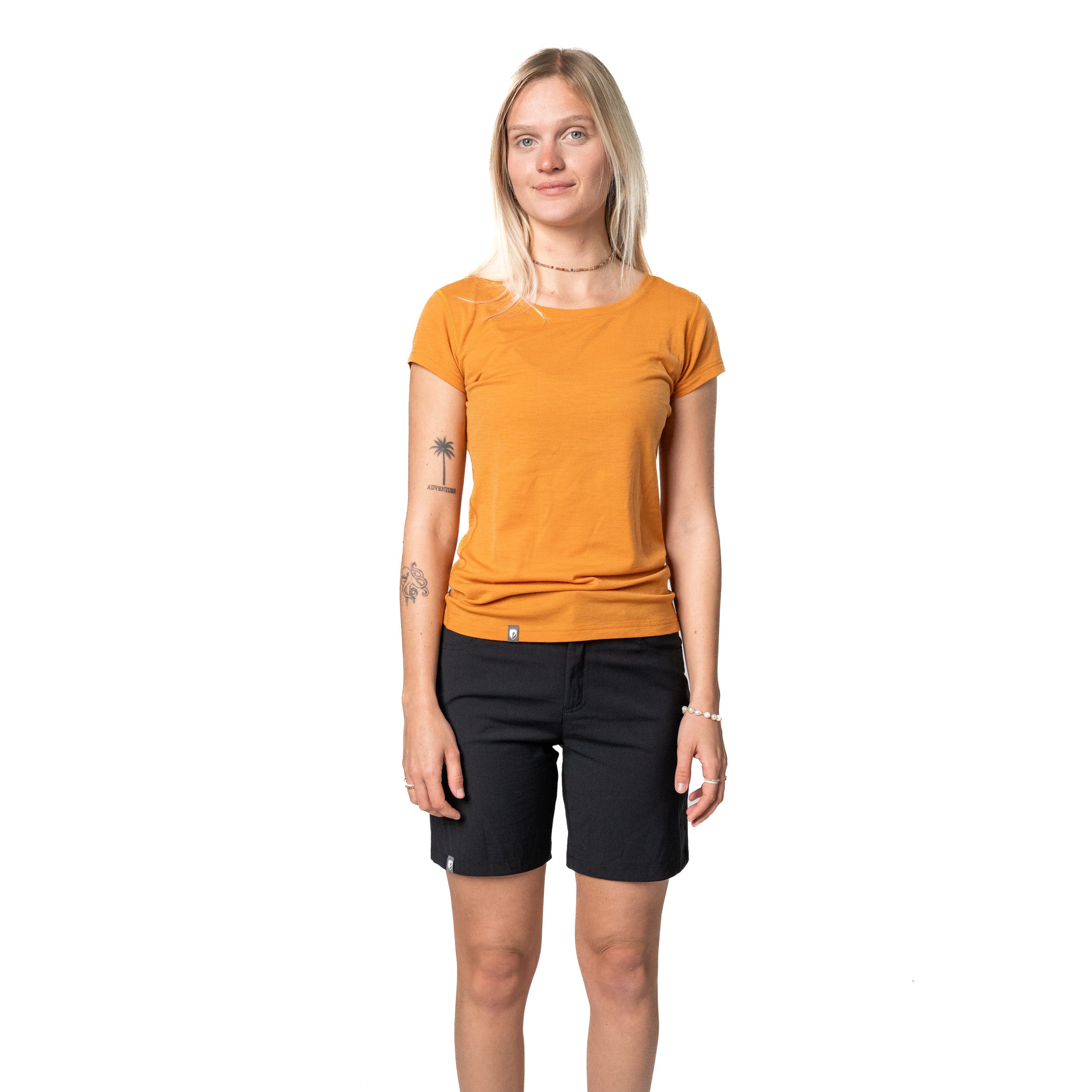 Model trägt kurze, schwarze Wanderhose von Alpin Loacker