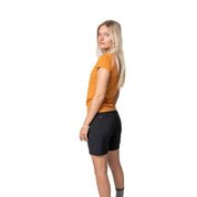Model trägt kurze, schwarze Wanderhose von Alpin Loacker