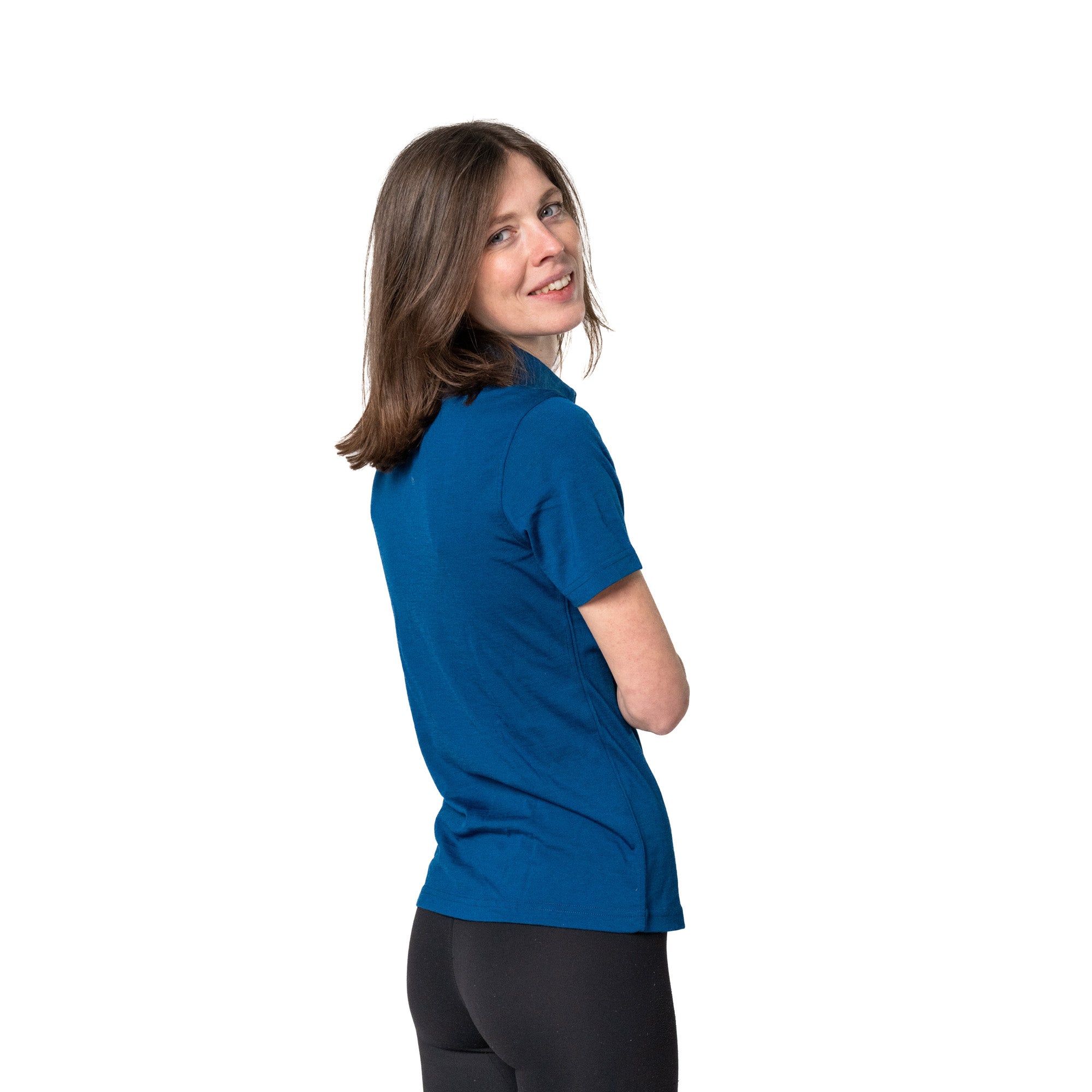 Model steht im Studio und trägt Merino Coolmax Polo in Farbe blau von Alpin Loacker