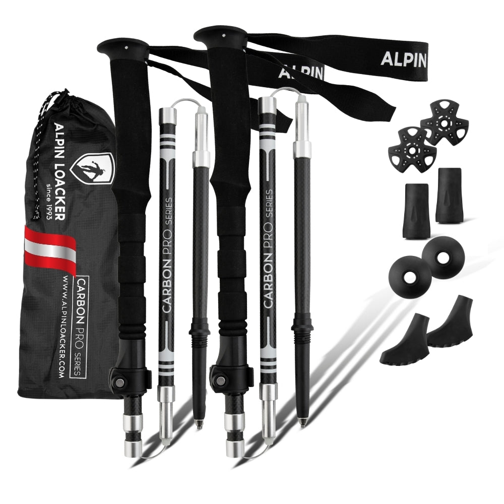 Faltbare Wanderstöcke aus Carbon mit ergonomischen Korkgriffen und umfangreichem Zubehör, ideal für Outdoor-Aktivitäten, dargestellt im Nahaufnahme-Detail.