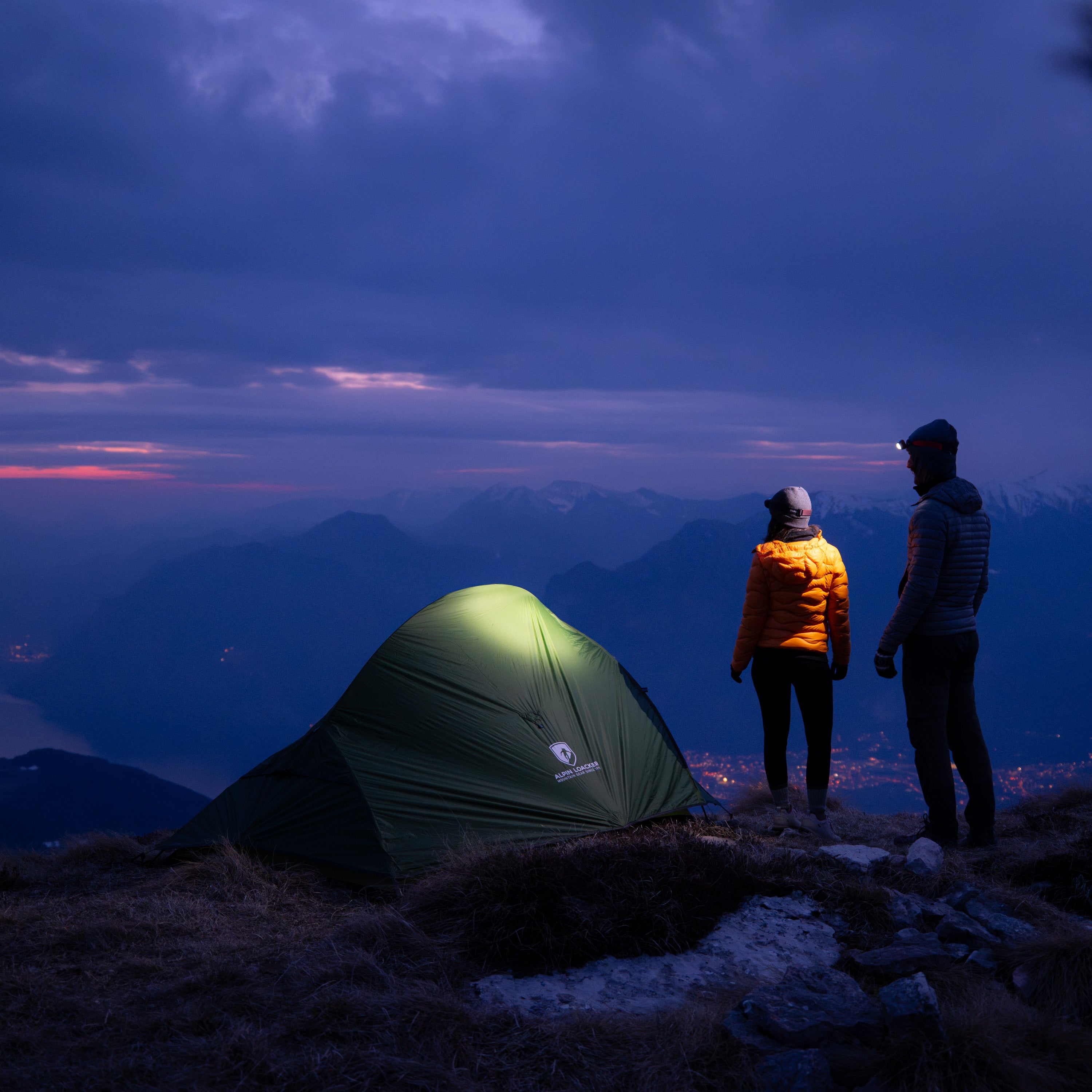 2 Personen stehen bei Nacht neben dem Cloud Up Pro 2, dem freistehenden, leichten Outdoor Zelt von Alpin Loacker