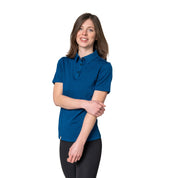 Model steht im Studio und trägt Merino Coolmax Polo in Farbe blau von Alpin Loacker