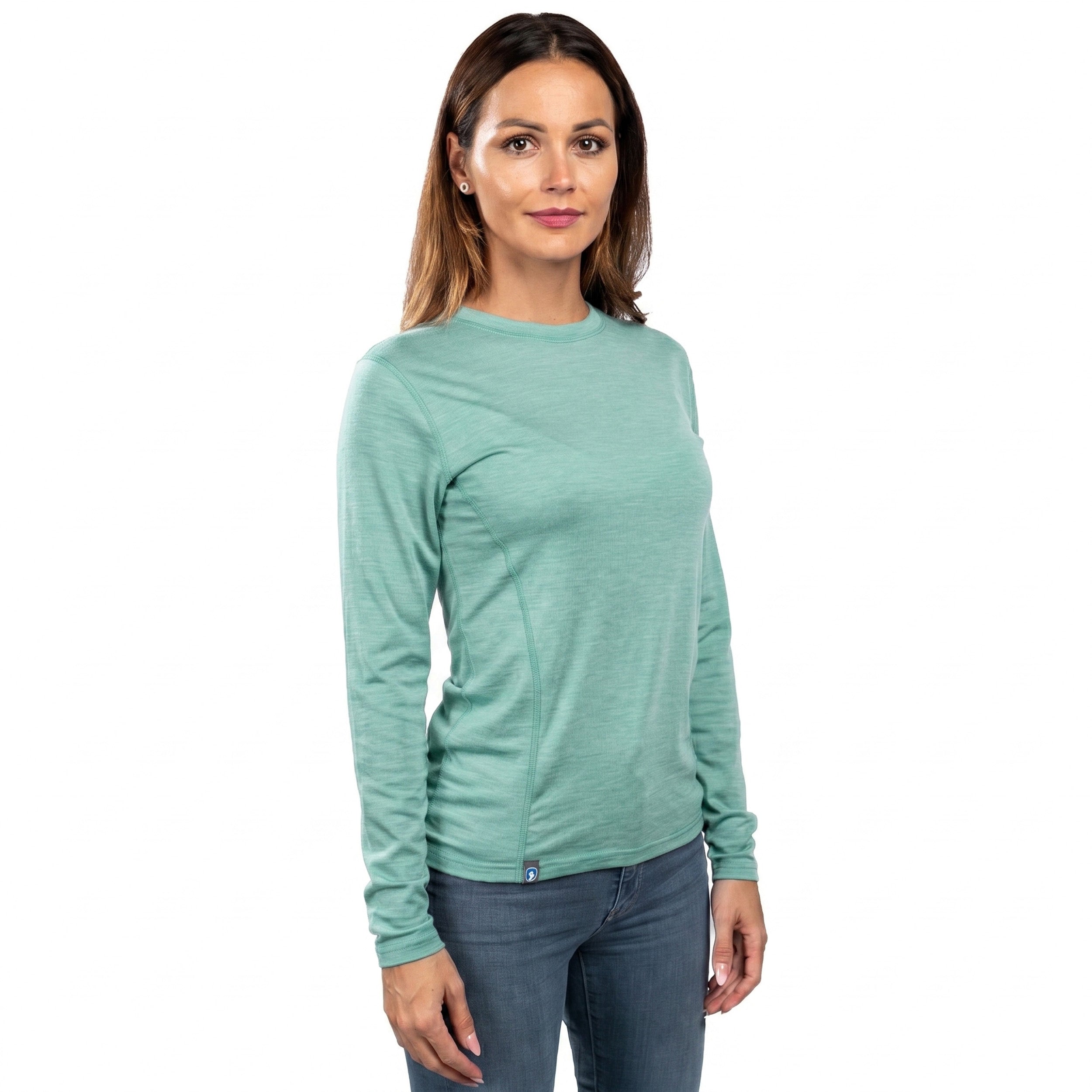 Model trägt Merino Coolmax Longsleeve von Alpin Loacker für Damen in mineral