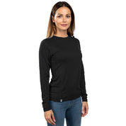 Model trägt Merino Coolmax Longsleeve von Alpin Loacker für Damen in schwarz