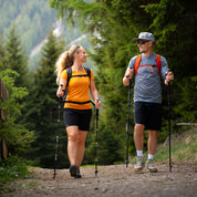Models wandern in Alpin Loacker Coolmax Shirts durch den Wald