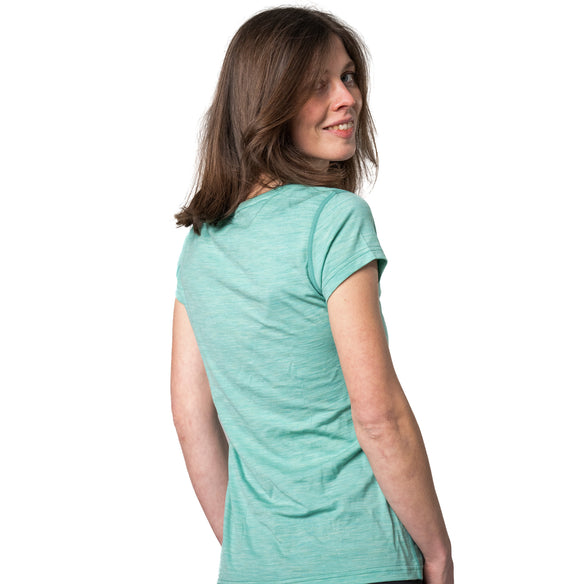 Model steht vor weißem Hintergrund in mineral farbenem Merino T-Shirt 150g/m2 von Alpin Loacker