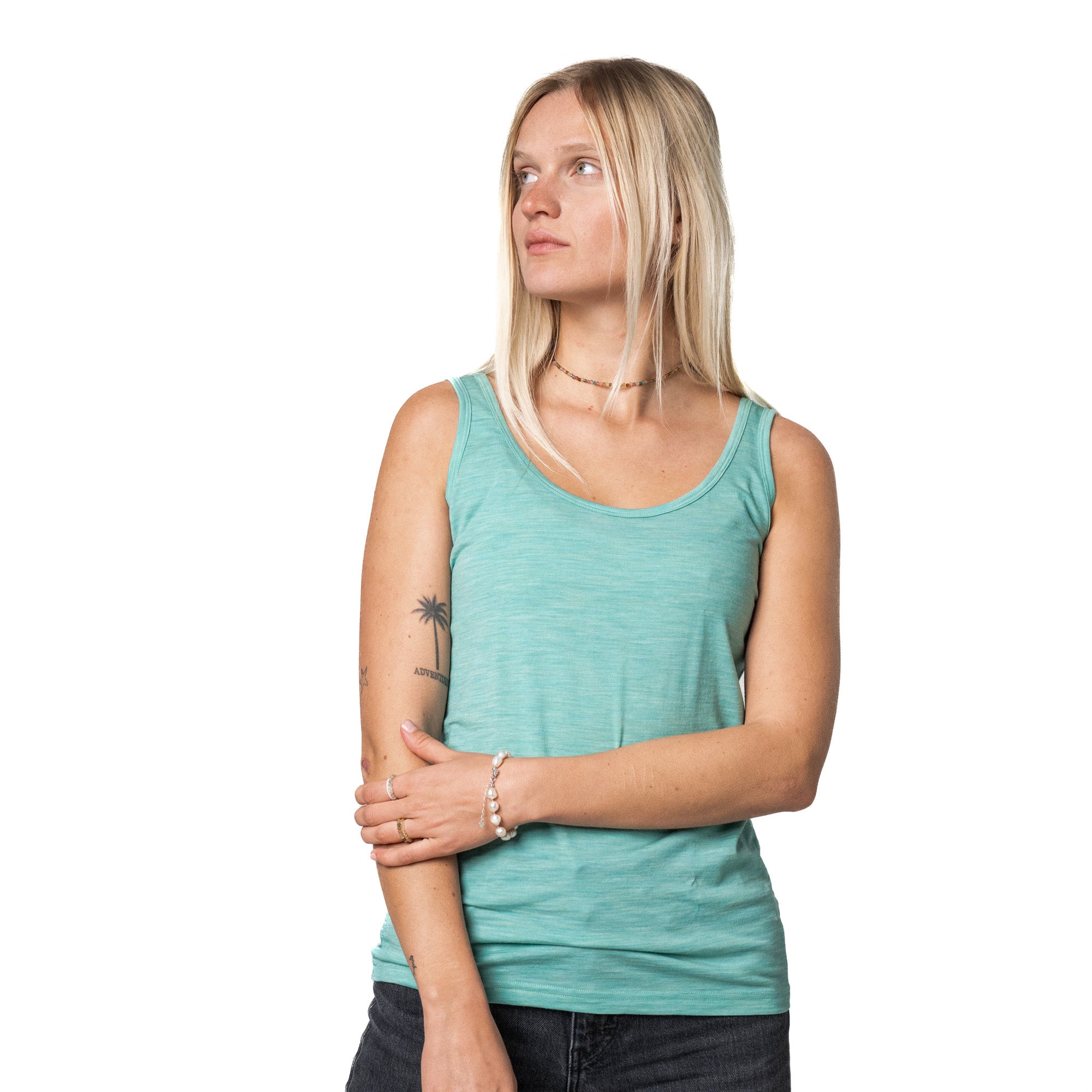 m2, Mineral, lächelnd. Ideal für Outdoor-Abenteuer, bietet optimalen Klima- und Tragekomfort durch CORESPUN-Technologie.