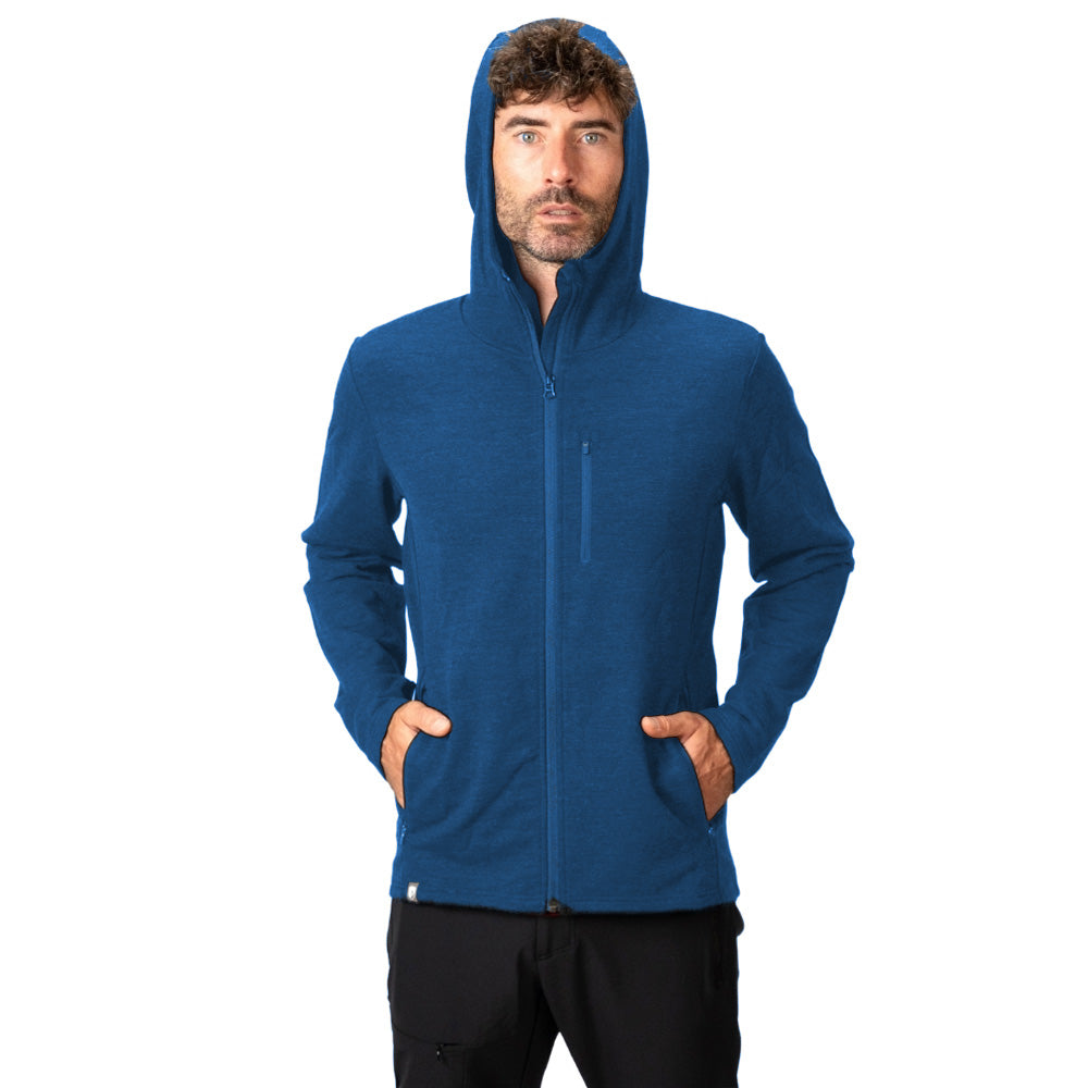 m²: Modell mit blauem Fleece-Hoody, Reißverschlusstaschen, ideal für Outdoor-Aktivitäten. Hergestellt aus Merinowolle, Bambusviskose und Spandex.