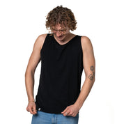 Model trägt das Merino Tank Top Herren 150 g/m2; ideal für Outdoor-Aktivitäten und Alltag dank CORESPUN-Technologie und Merinowolle.